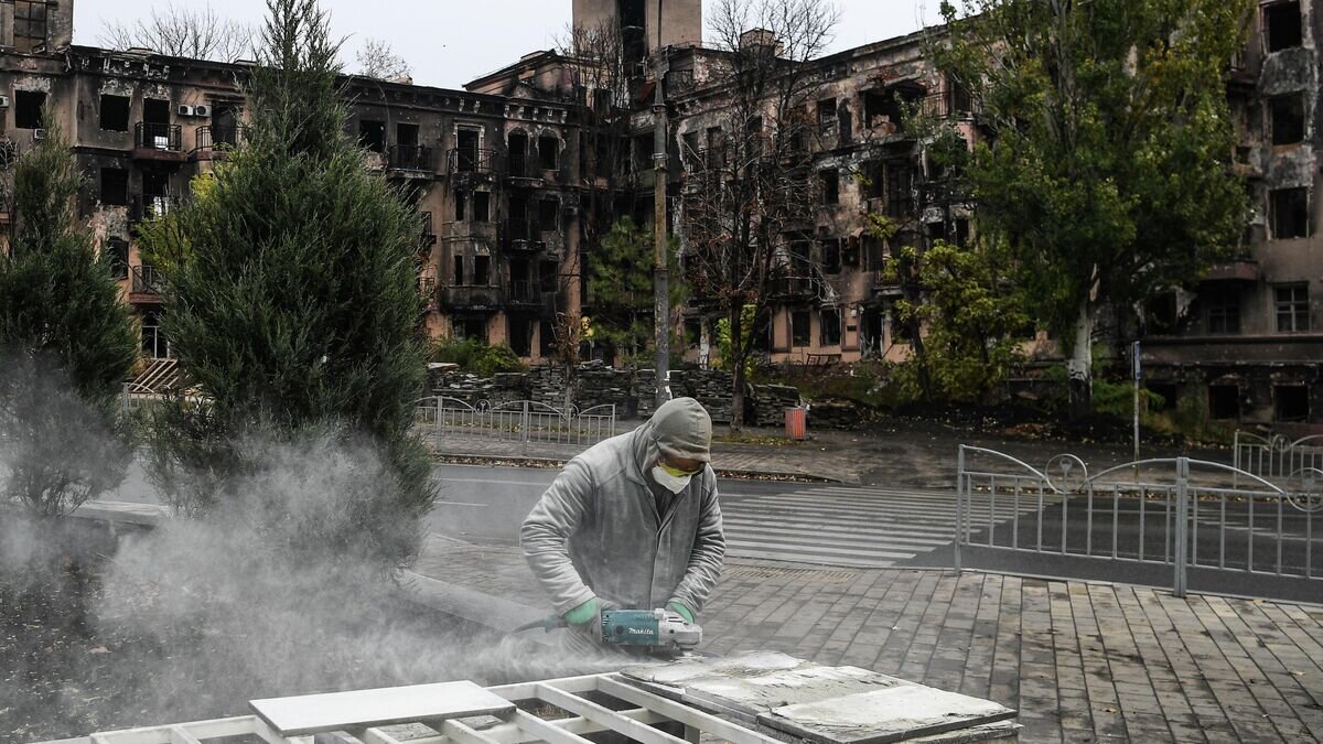    Рабочий во время работ по восстановлению жилого дома на одной из улиц в Мариуполе © РИА Новости / Алексей Майшев