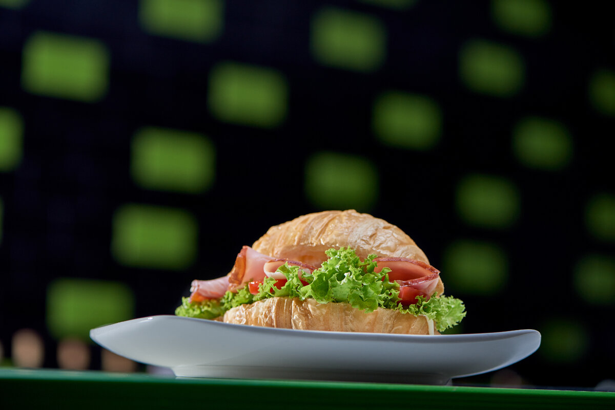 Круассан с ветчиной - вкусный и сытный завтрак.