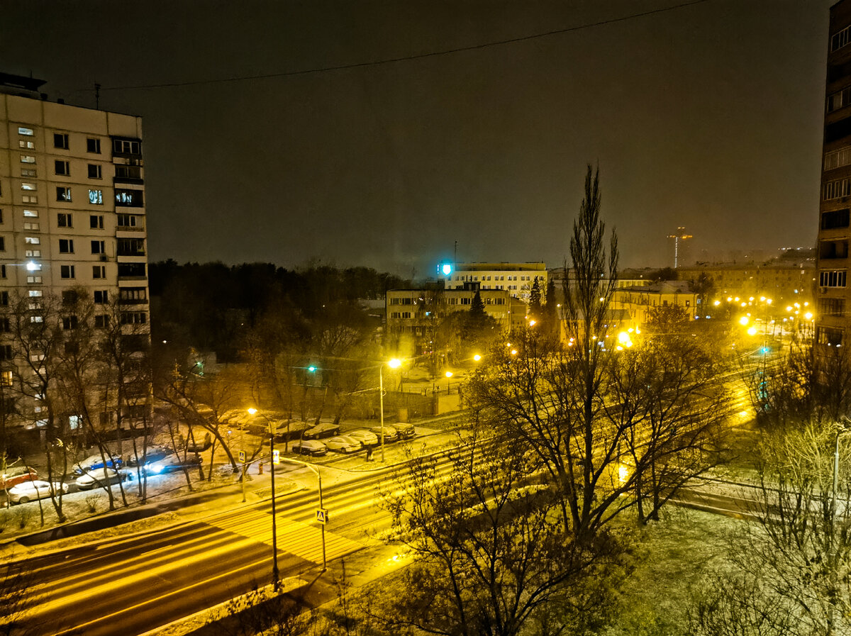 Снег в Щукино. Улица Маршала Бирюзова. Это примерно 6 часов утра.