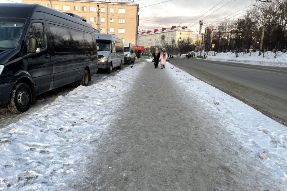    Скользкие улицы стали причиной жалоб жителей Заполярья