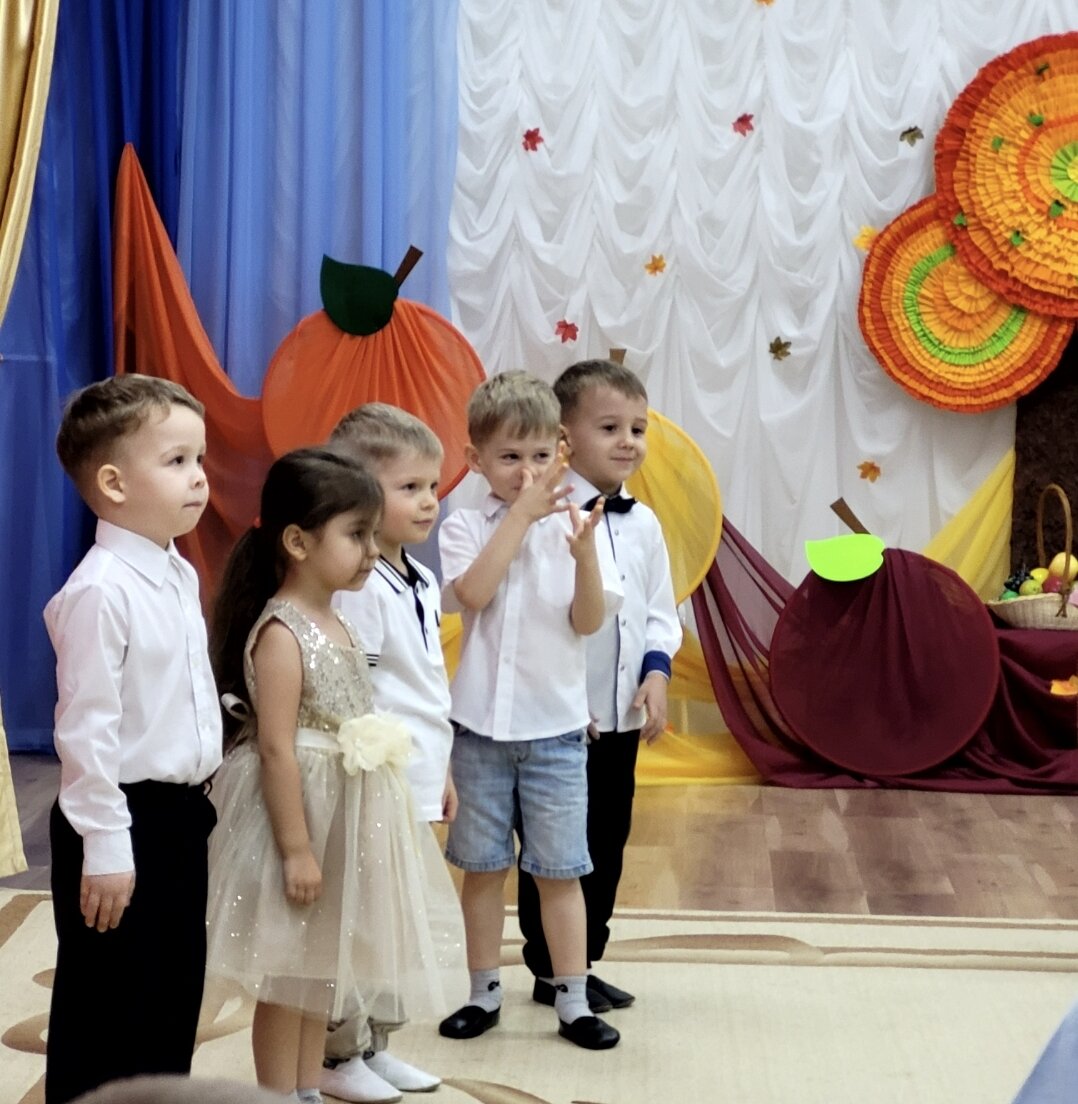 Он не хулиган, там задание было подразнить, а потом сказали замри