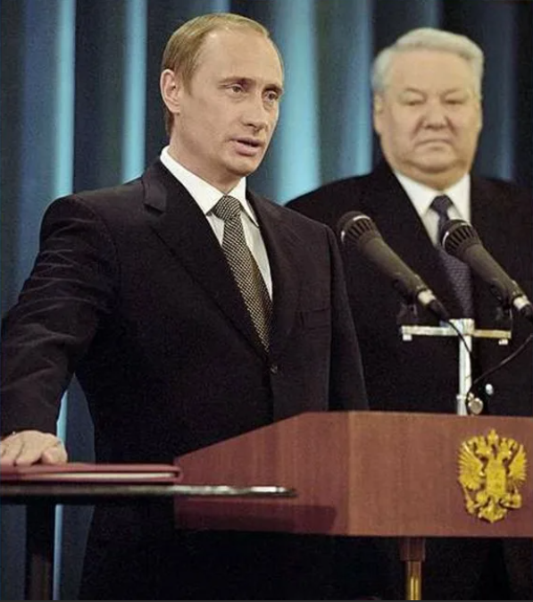 Владимир Путин даёт присягу на Конституции РФ. Фото en.ppt-online.org