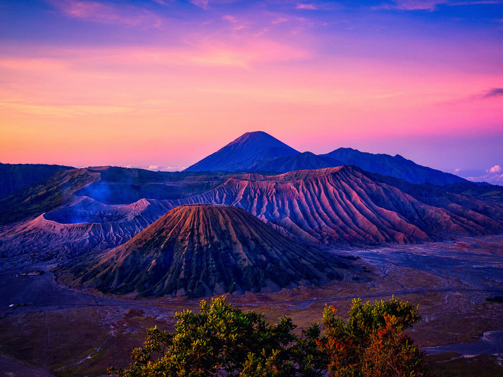 На рассвете вулкан выглядит еще более чарующим! Листайте галерею вправо.