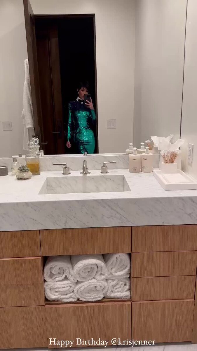    Ким Кардашьян в образе мамы Видео: Инстаграм