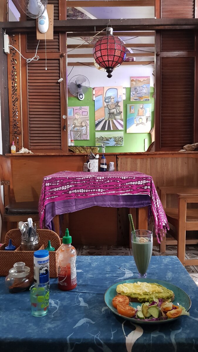 Завтрак с авокадо в одном из балийских кафе.