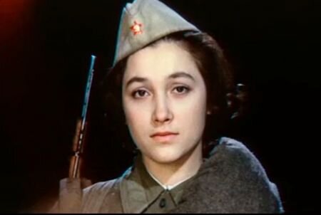 Актриса Ирина Долганова в роли зенитчицы Сони Гурвич. Кадр из советского фильма "А зори здесь тихие". 