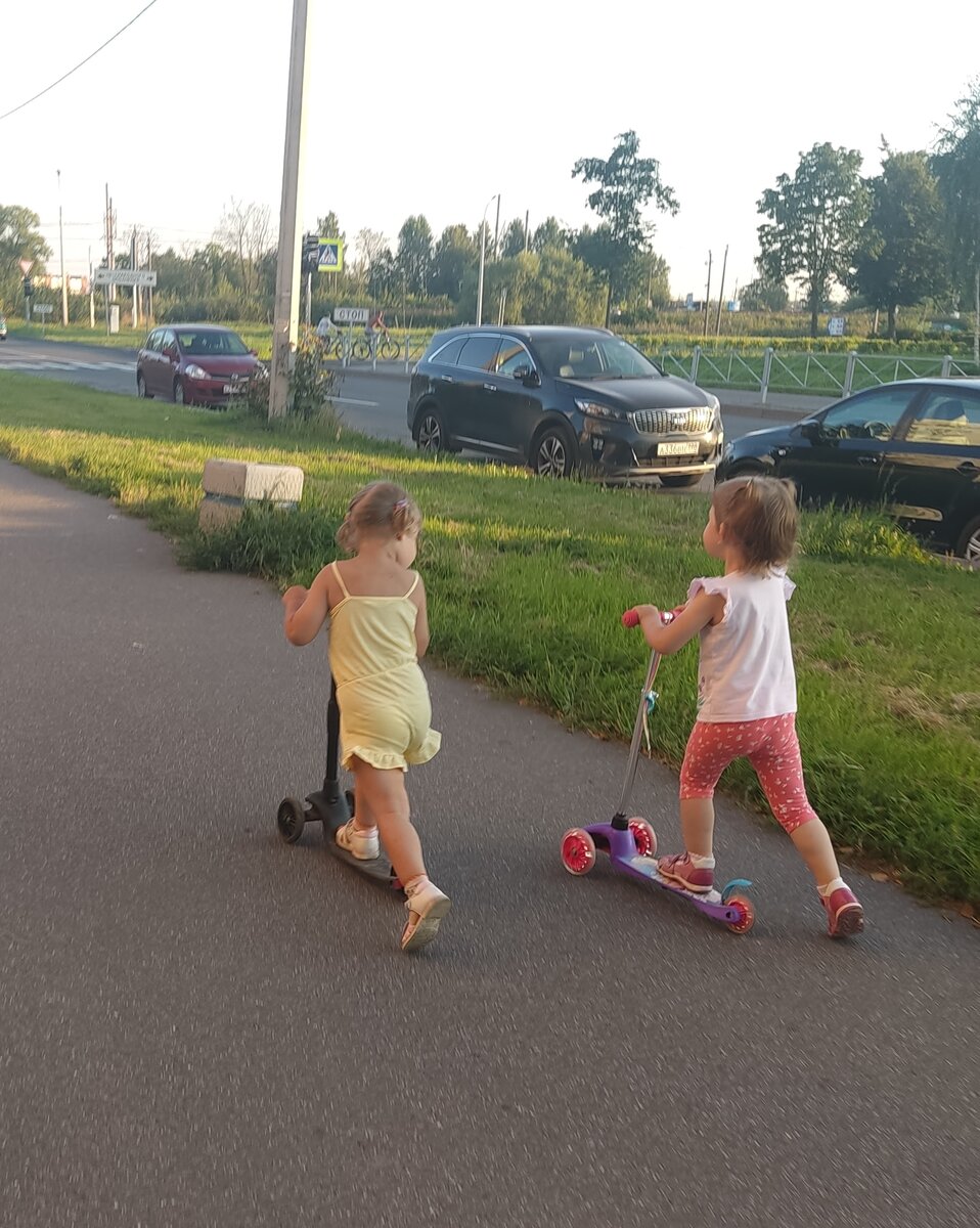 Поля с подругой. Просто так, для иллюстрации статьи. 