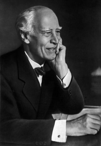 Константин Сергеевич Станиславский (настоящая фамилия - Алексеев; 1863-1938) - русский и советский театральный режиссер, актер, педагог, теоретик театра, первый Народный артист СССР.