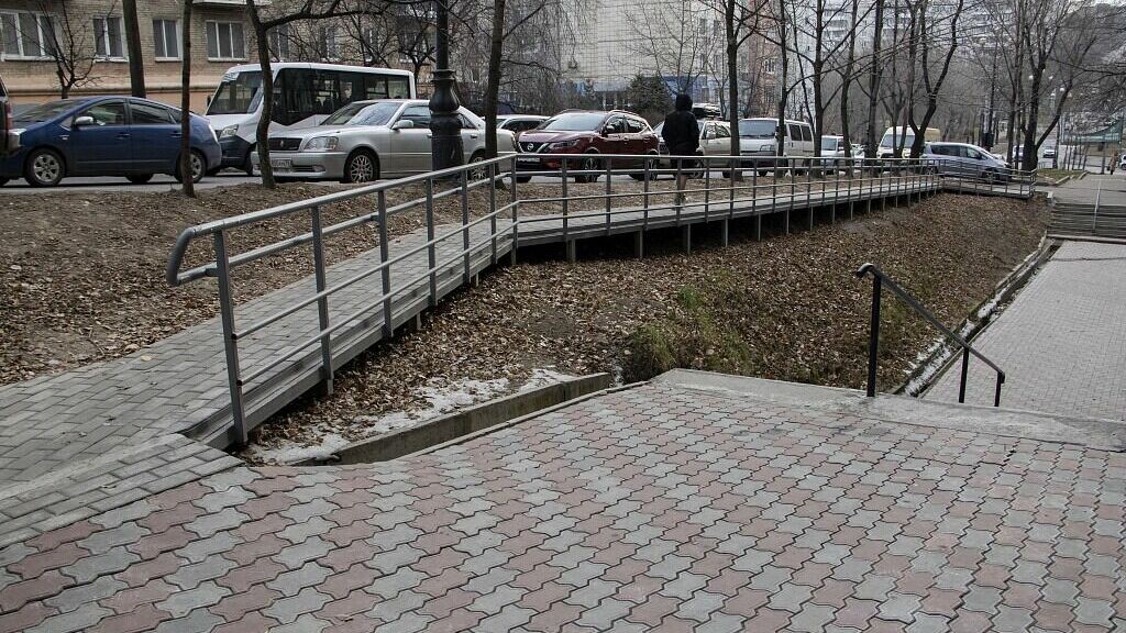     Городское управление дорог занимается благоустройством пешеходных дорожек на подъемах и спусках. Работы уже провели в Центральном районе вдоль дома № 59 на улице Запарина.