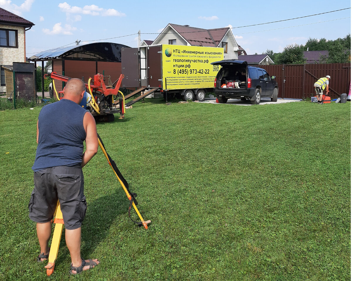 Начало изысканий под коттедж. Разметка и привязка мест бурения скважин. Топосъемка участка. Фото автора.