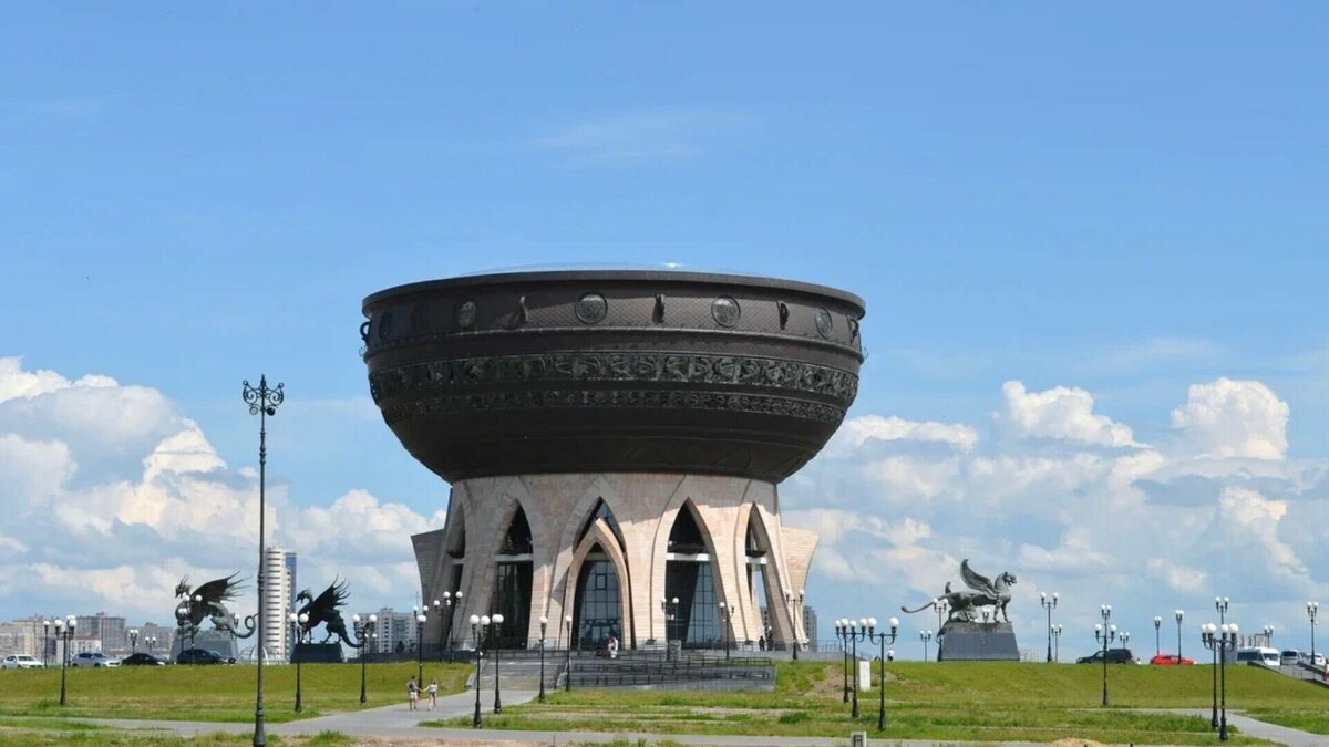     В Казани пешеходам ограничат движение на улице Сибгата Хакима. Горожане и гости столицы Татарстана не смогут переходить дорогу к центру семьи «Казан» по одному из пешеходных переходов. Об этом предупредили в пресс-службе городской администрации.