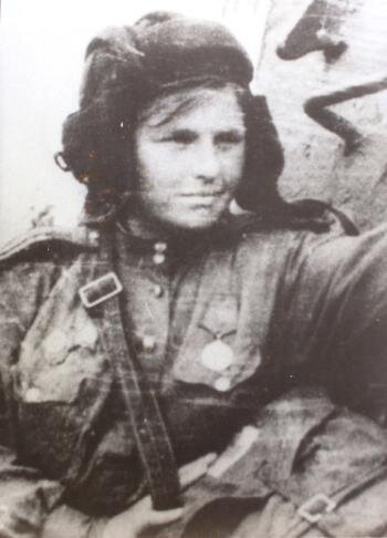 Нина Вишневская на борту танка Т-34