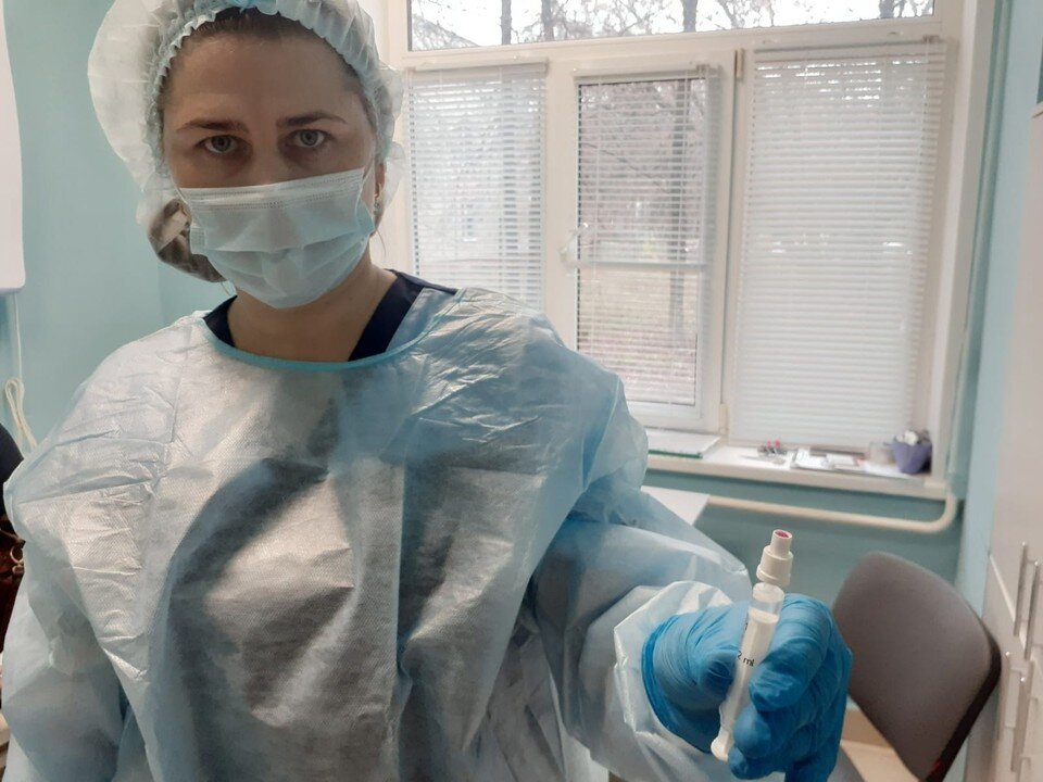     В Рязани началась иммунизация от COVID-19 назальным способом.