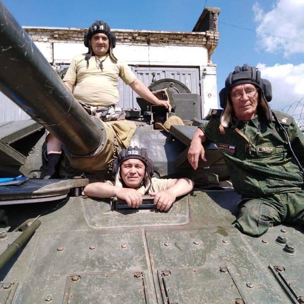     Михаил Петров (справа) на танковом биатлоне. / Личный архив