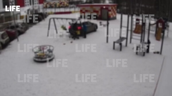 Кроссовер врезался в качели на детской площадке Сургута, где качались дети. Видео © LIFE