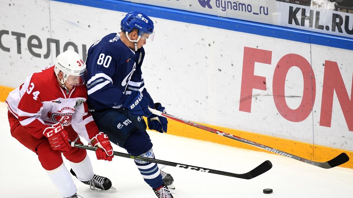    Форвард "Динамо" Дмитрий Сидляров (справа) и защитник "Витязя" Никлас Бурстрём© РИА Новости / Владимир Астапкович