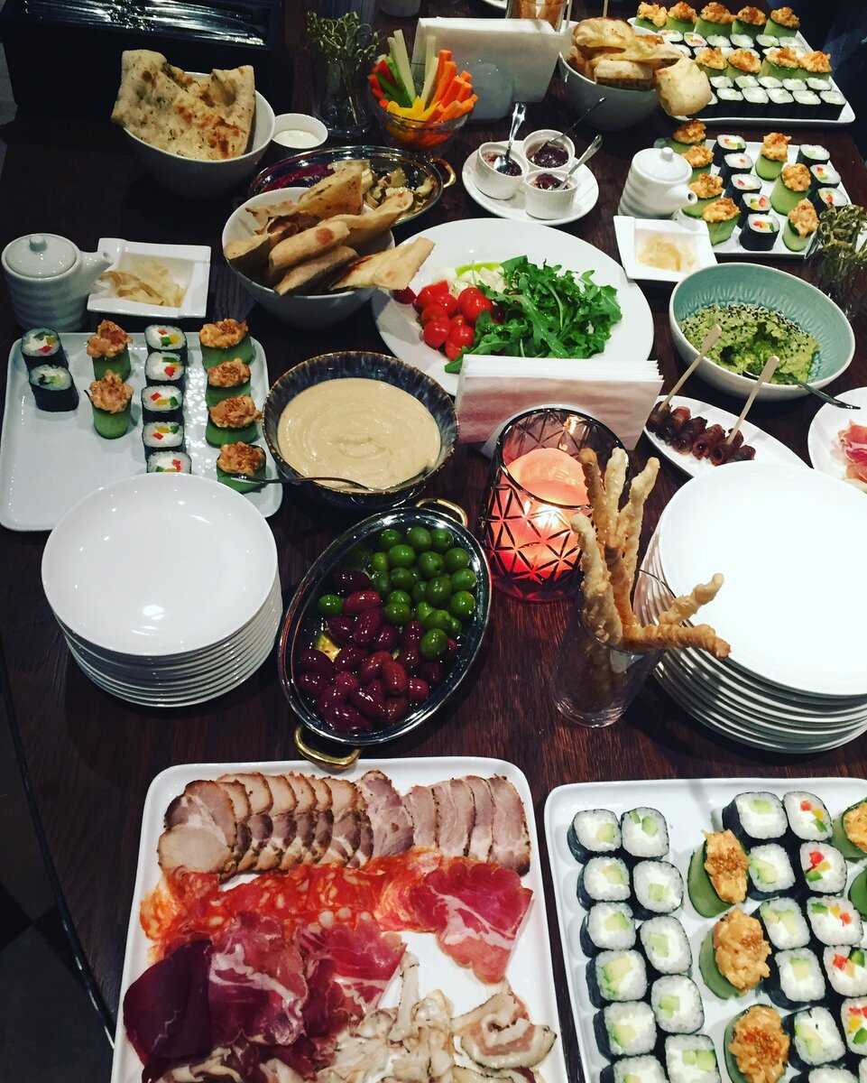 Как-то с бывшими коллегами в таком формате собирались. Скинулись заранее, нам в заведении накрыли закуски и напитки, а дальше уже по зову души. Мне вполне хватило закусок. Сфоткала, пока все не расхватали 😁 