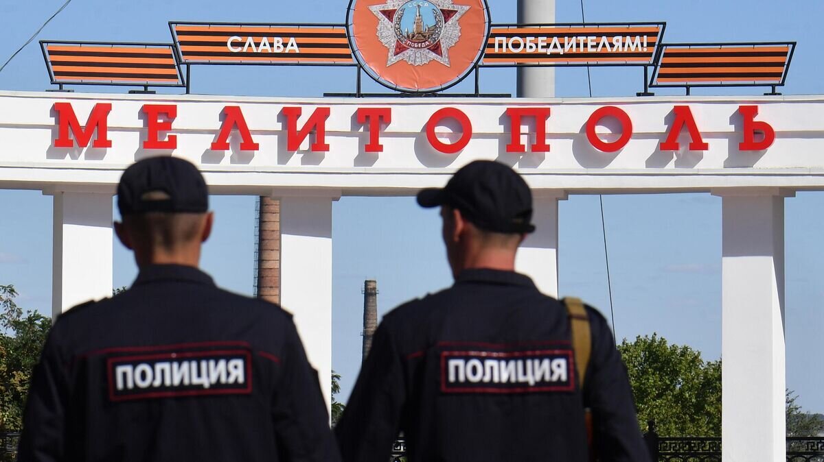    Сотрудники полиции патрулируют площадь Победы в Мелитополе© РИА Новости / РИА Новости