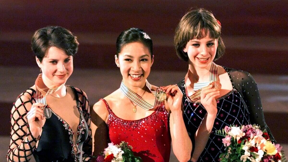    Призеры чемпионата мира по фигурному катанию 2001 года в женском одиночном катании: Ирина Слуцкая, Мишель Кван и Сара Хьюз (слева направо)© AP Photo / KIM STALLKNECHT