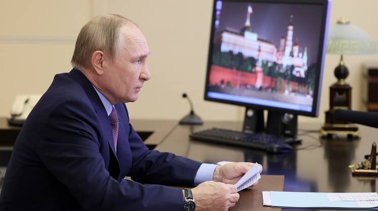    Михаил Метцель/POOL/ТАС Президент РФ Владимир Путин во время совещания с членами правительства РФ в режиме видеоконференции в Ново-Огарево.