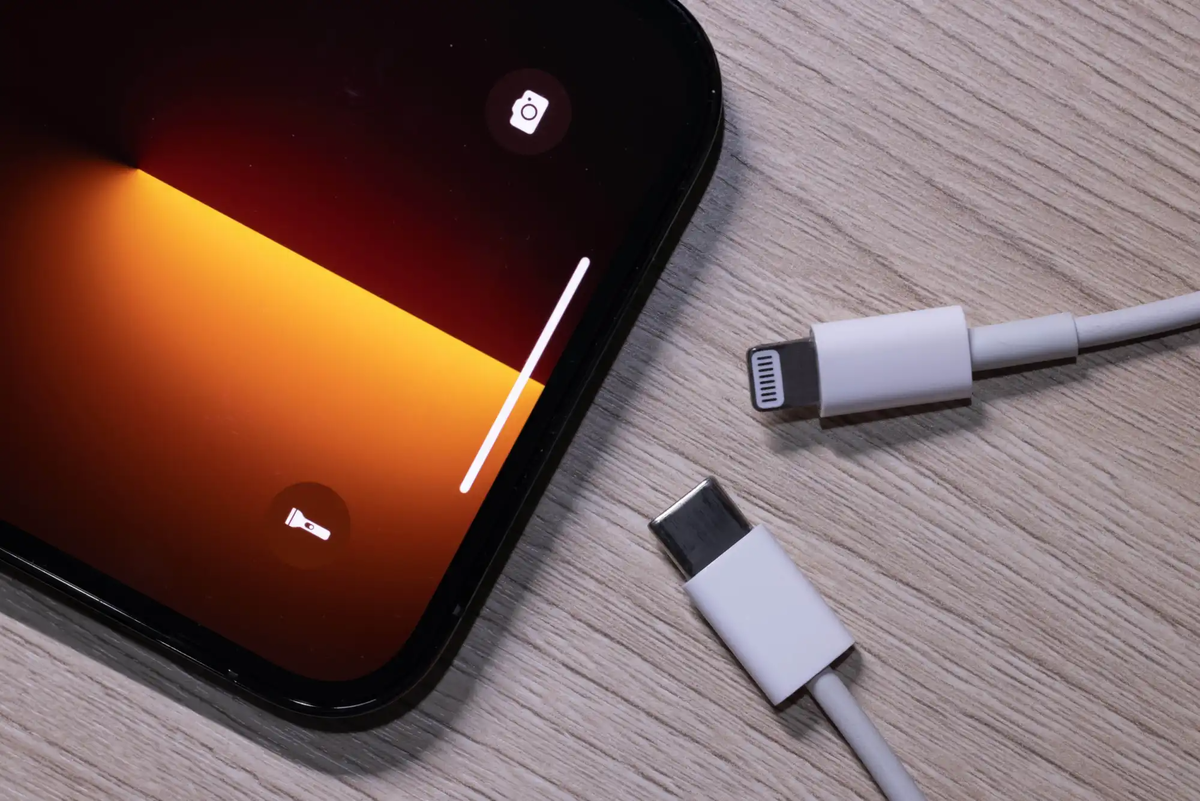 Iphone 15 USB C. Iphone 15 зарядка Type-c. Айфон 15 разъем. Iphone 15 Pro зарядка.