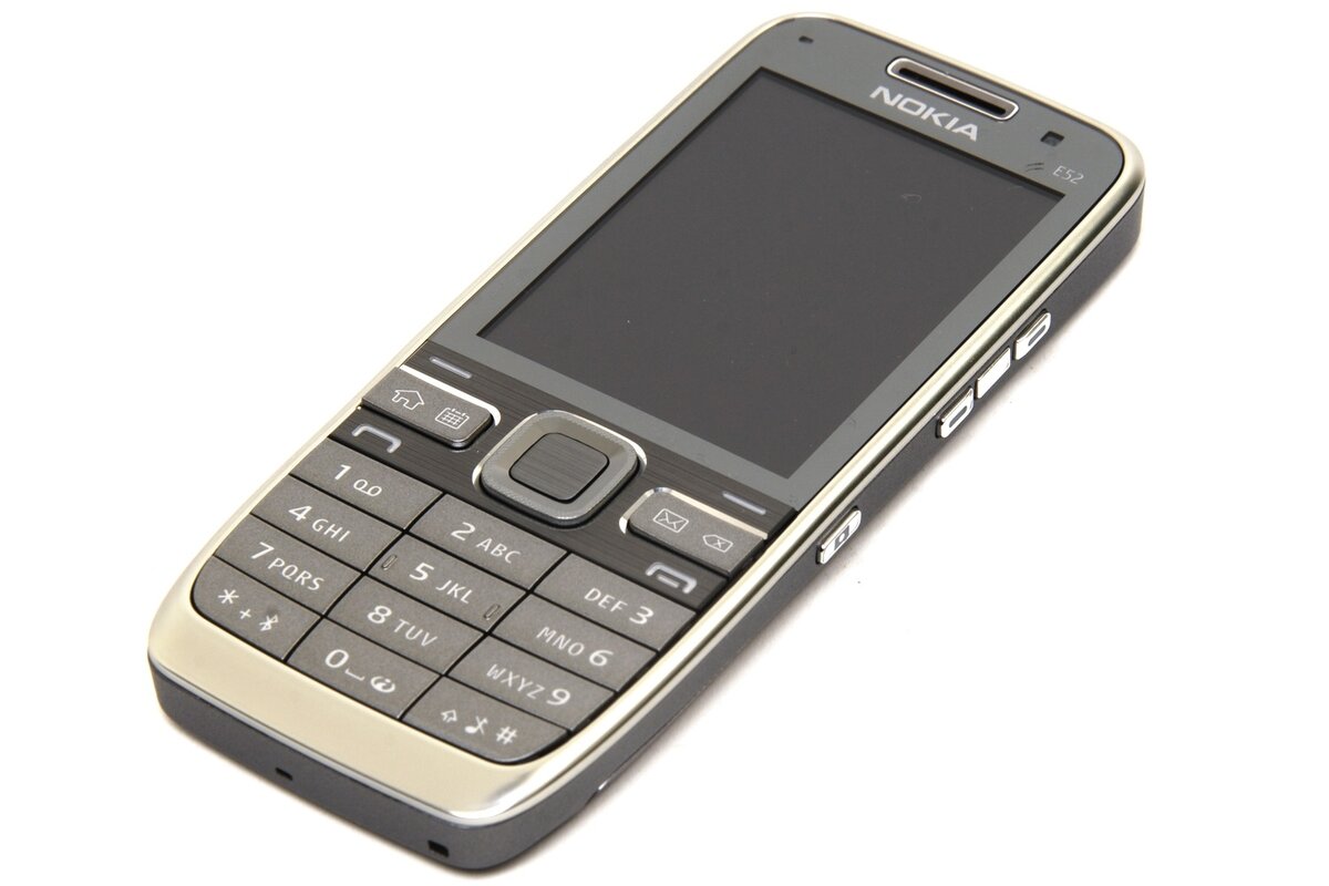 Nokia E52 — смартфон с клавиатурой в тонком элегантном корпусе