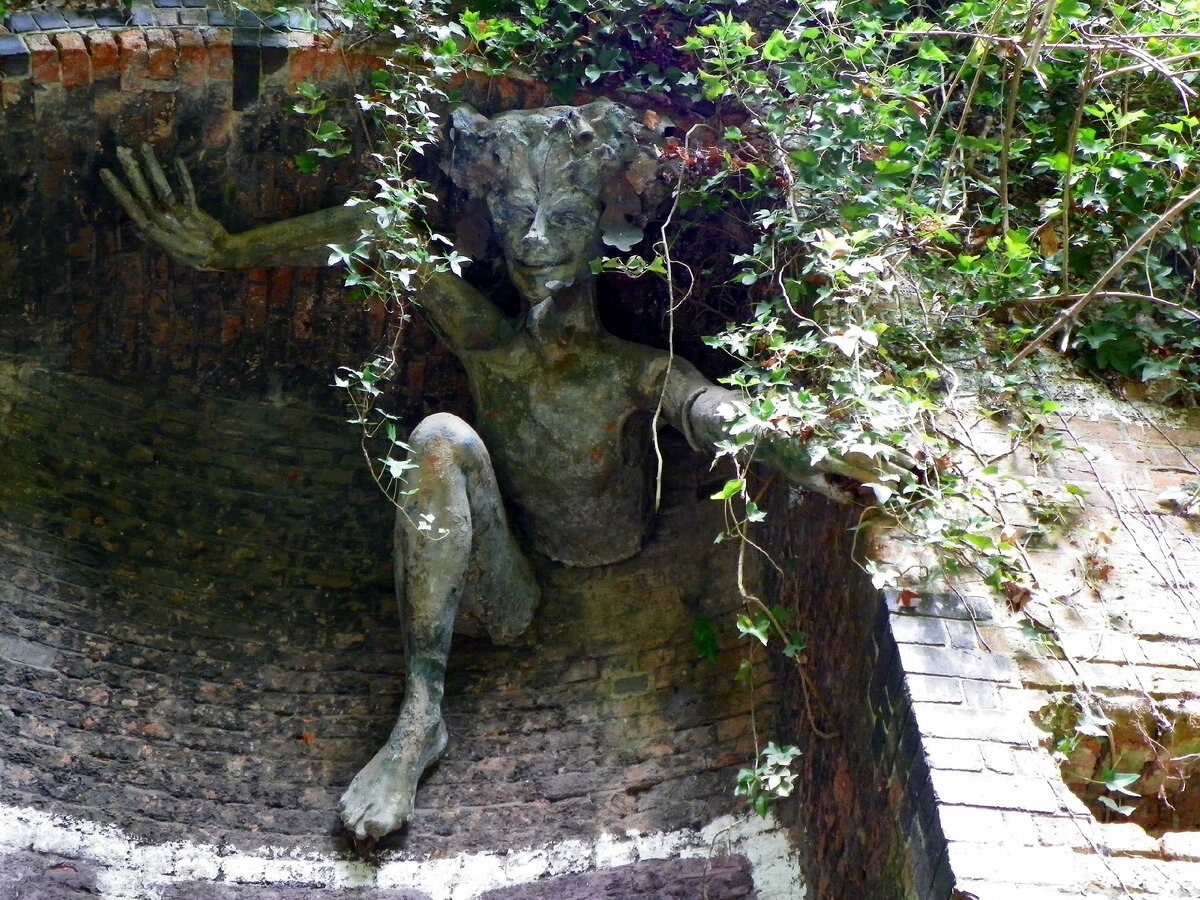 Спригган работы Мэрилин Коллинз, в Крауч-Энд, Лондон.https://en.m.wikipedia.org/wiki/Spriggan