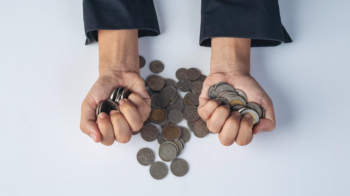    Монеты зажаты в руках:freepik.com/jcomp