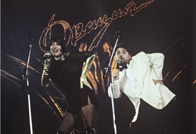 Отношения коллег быстро переросли из рабочих в гораздо более доверительные, больше 10 лет они жили как одна семья.