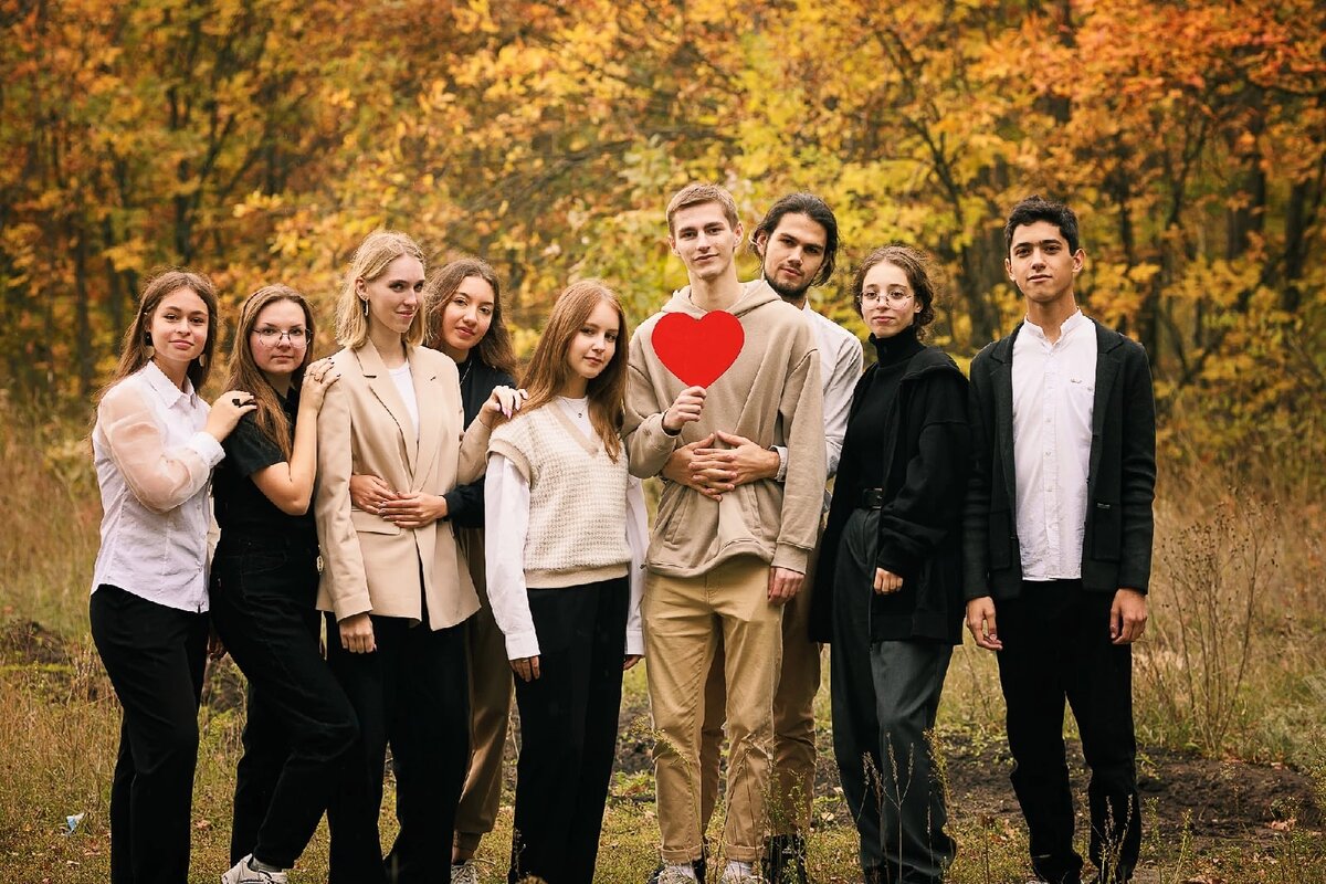 Из интернета. Оказывается, сейчас такой прикол среди молодёжи так фотографироваться...🥴