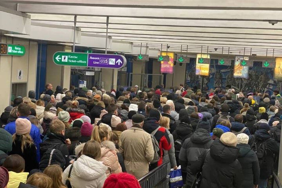     Толпа людей собралась на вход в метро «Комендантский проспект» в Петербурге Роман ЛЯЛИН