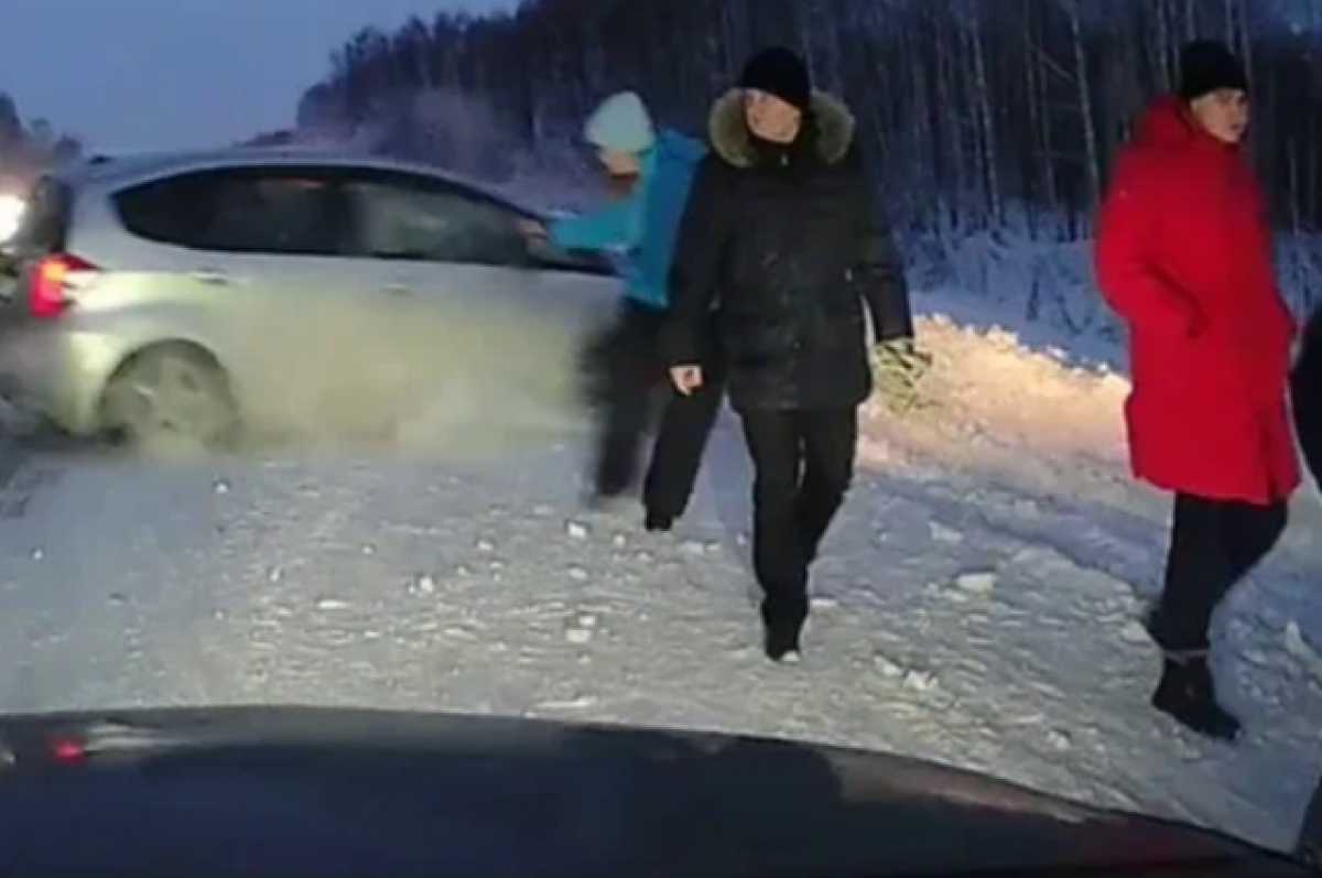    В Новосибирской области Honda въехала в группу пешеходов на трассе