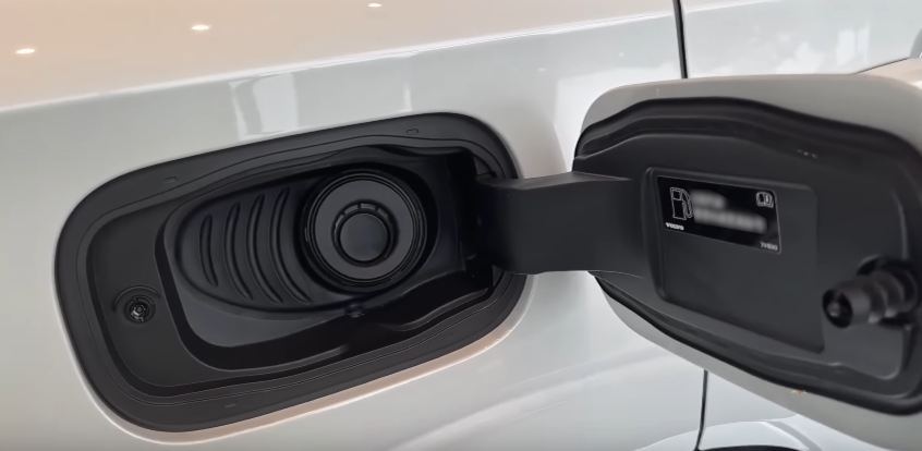 Горловина топлевного бака закрыта пластиковой крышкой в комплектации с двигателем В5.