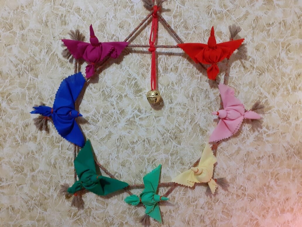 Кукла-оберег "Окно радости". Колокольчик в центре "Окна" усиливает положительную энергетику оберега, привлекая хорошие новости