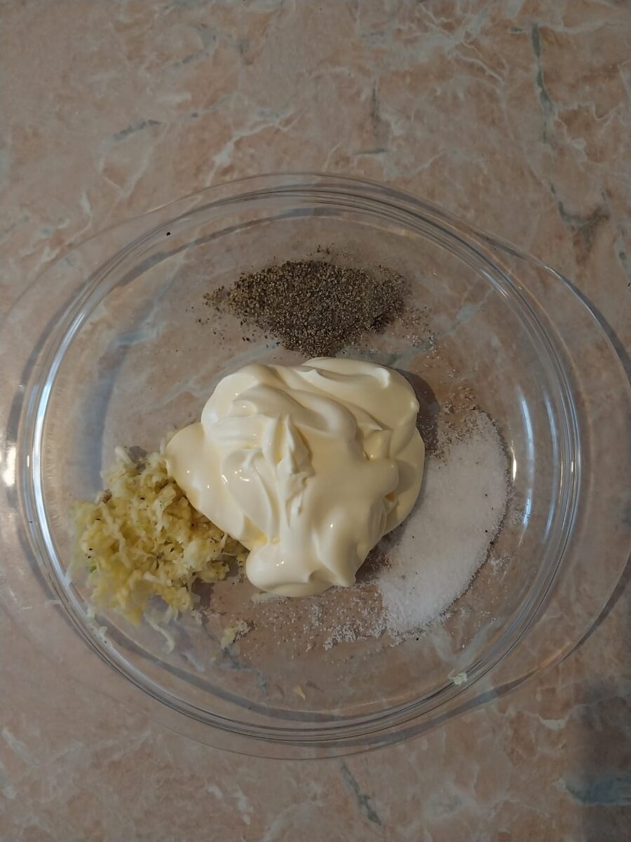 Чеснок + черный перец + соль + майонез