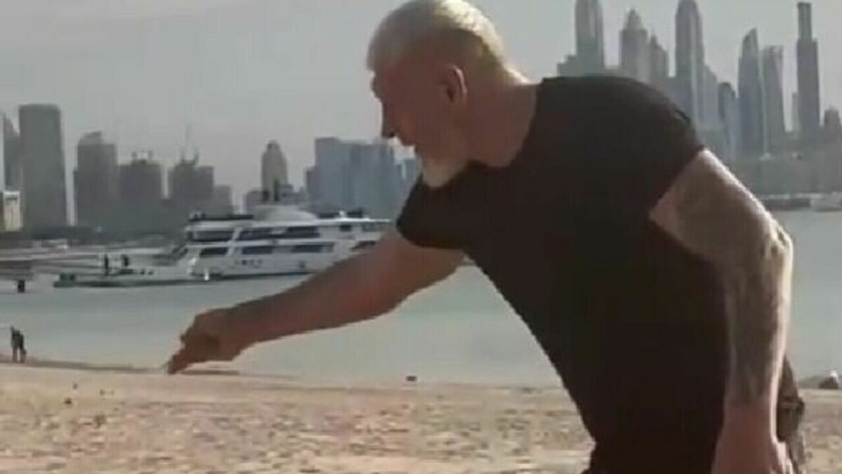     Российский боец Александр Емельяненко опубликовал на своем канале в Telegram видео, на котором он на пляже в Дубае разбрасывает русскую землю.