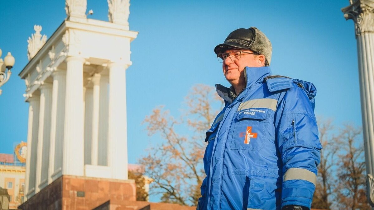     Женщине стало плохо на перекрестке у светофора. На вызов очевидцев за восемь минут приехала бригада специалистов.