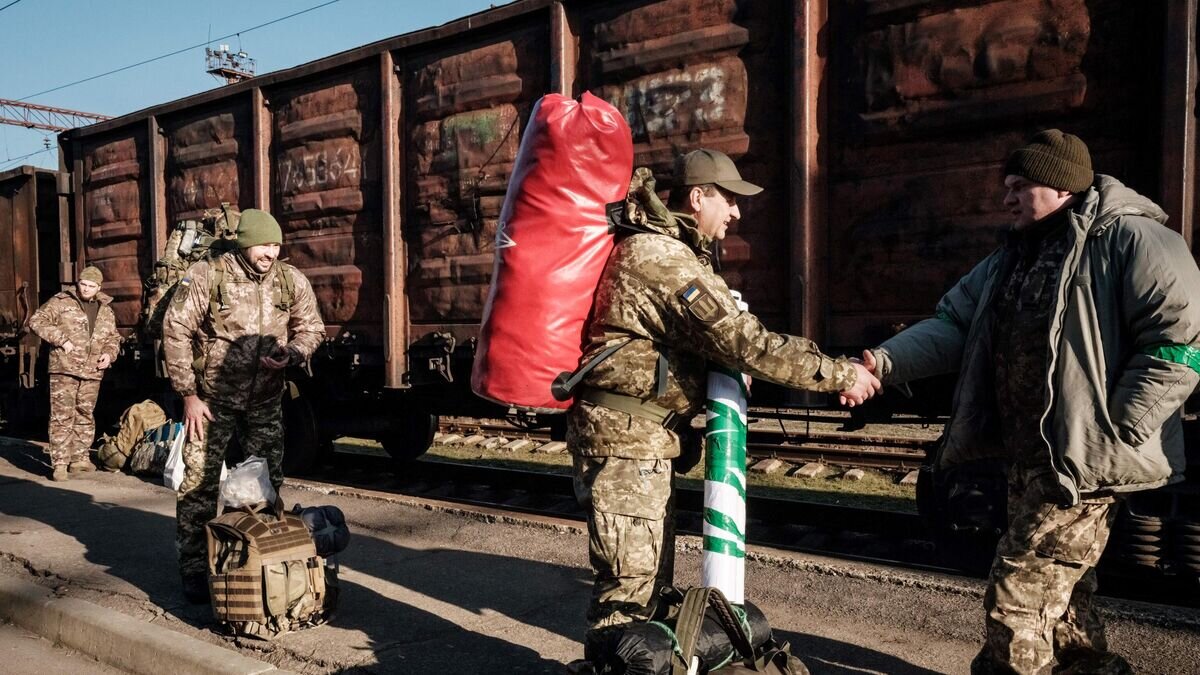    Украинские солдаты на вокзале в Краматорске © AFP 2023 / Yasuyoshi Chiba