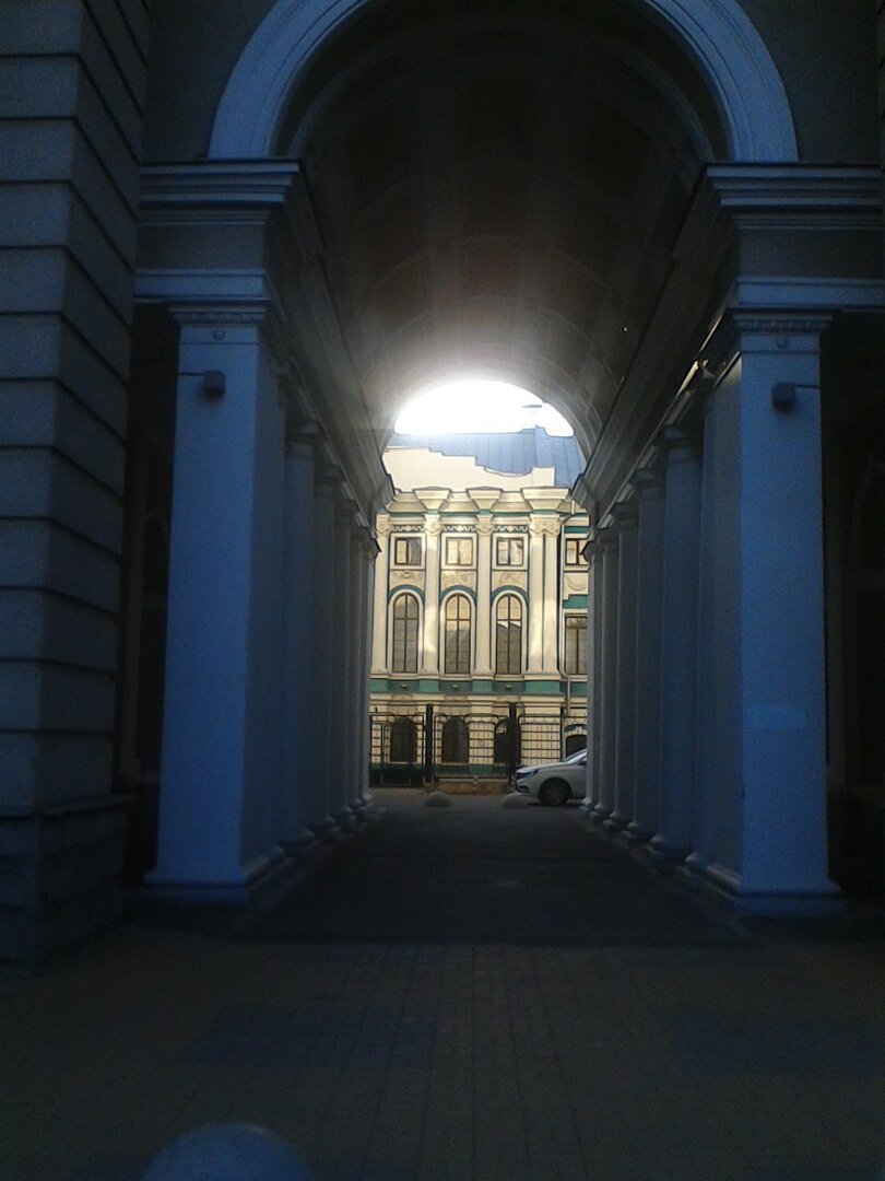 Художественный музей тоже еще надо поискать - он прячется во дворе пафосной "сталинки" штаб-квартиры Юго-Восточной железной дороги. (фото автора - 2021)