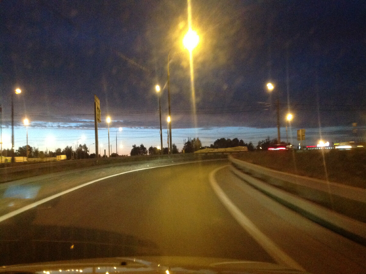 Ночь, да еще и в движении, поэтому качество оставляет желать лучшего. После окончания поворота начинается дорога на юг