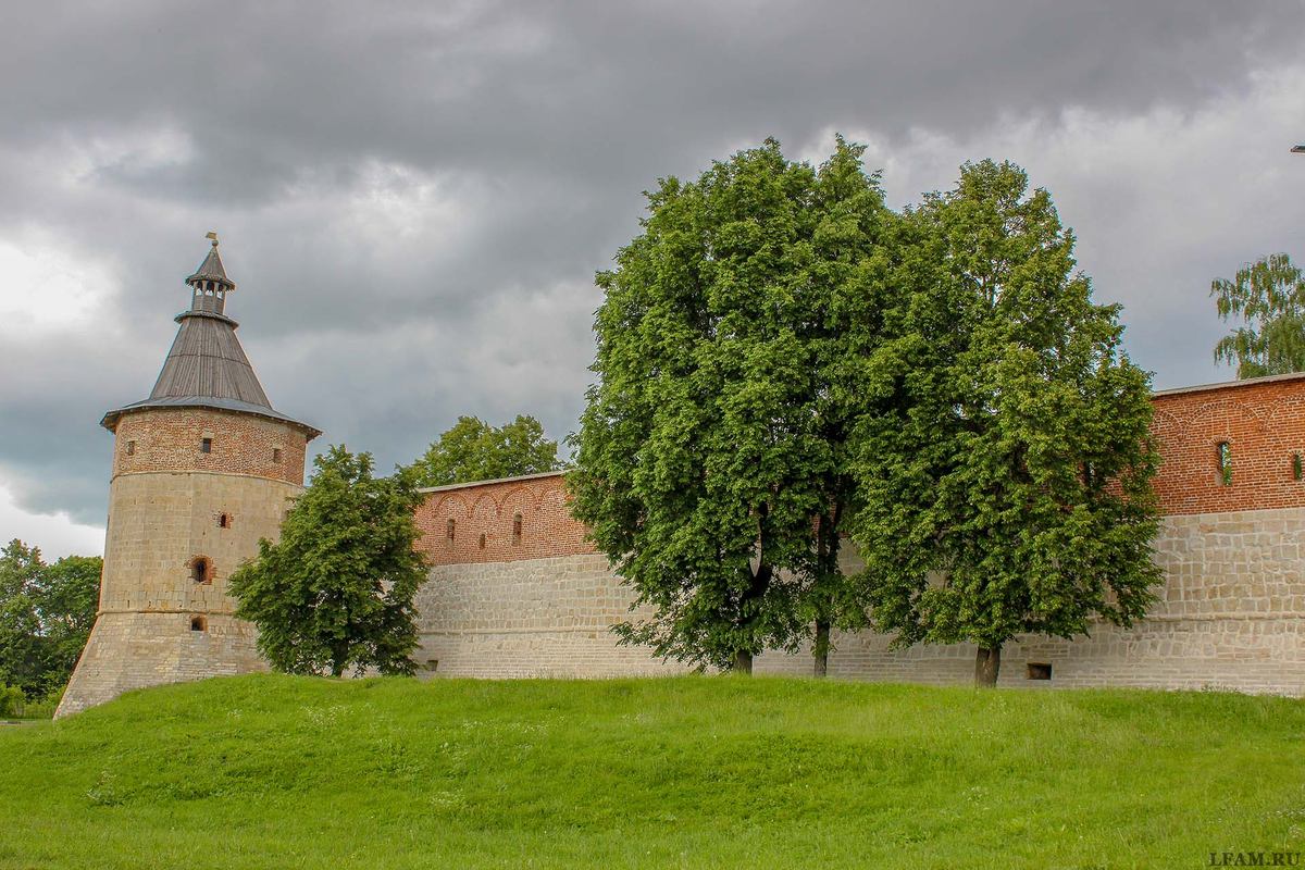 Самый маленький кремль. Зарайск башня. Башня Кремля Зарайск. Зарайск Кремль разрушенная башня. Зарайский Кремль памятник