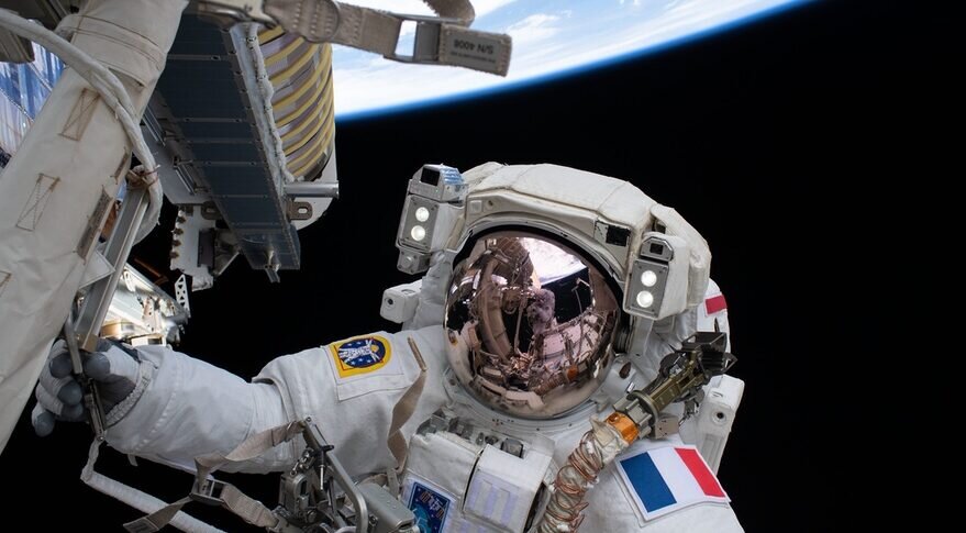 Астронавт ЕКА Томас Песке во время выхода в открытый космос 20 июня за пределами Международной космической станции. Большой интерес к новому классу европейских астронавтов, некоторые из которых, как и некоторые в Европе, заинтересованы в развитии местных возможностей для полетов человека в космос. 