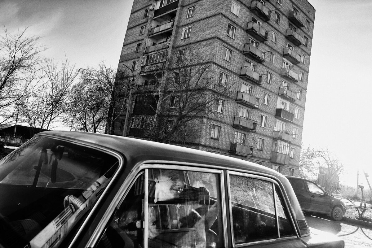 Хотя вот на том снимке роллинг-шаттер, на мой взгляд, даже в тему. Искривлённая многоэтажка на заднем плане сообщает кадру дополнительное жутковатое "звучание". Я проходил мимо мужчины, на лицо которого спроецировалась кирпичная кладка здания и сделал кадр не останавливаясь, в то время как камера была в режиме электронного затвора. Фото автора на Sony a7 III. 