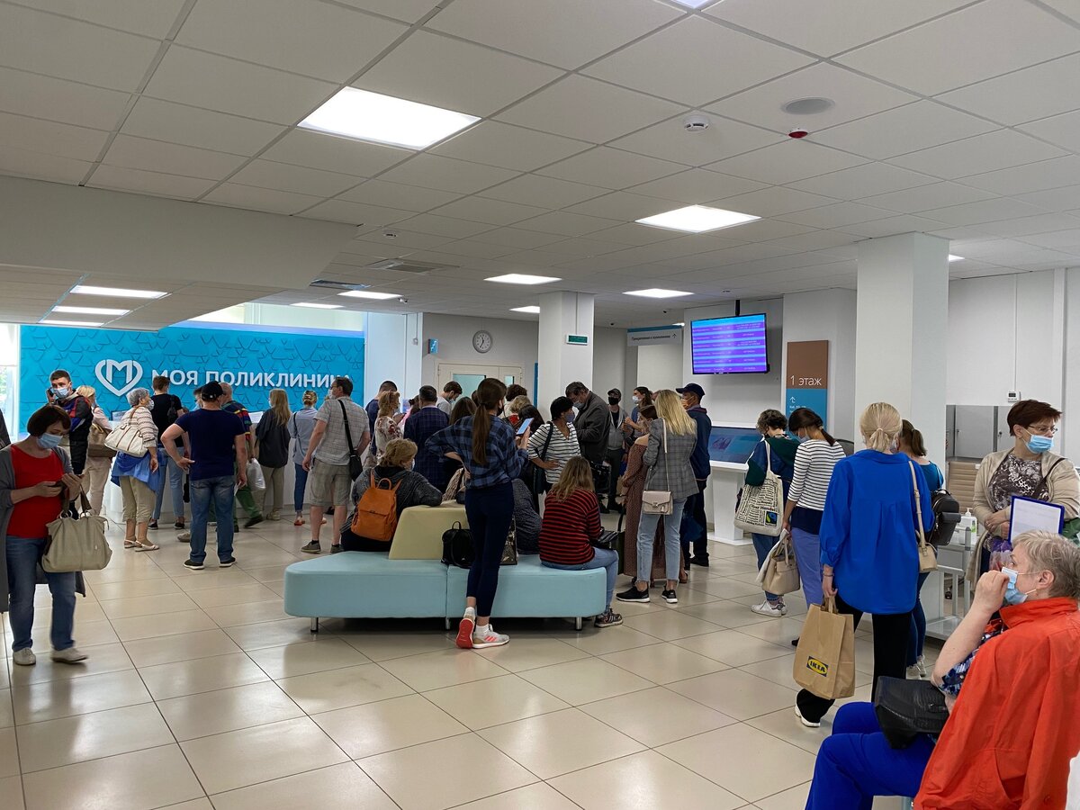 В этой очереди на медотвод от вакцинации около 50 человек