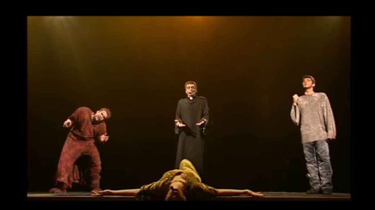 Та самая Belle (французская версия с Гару). Скрин из видео.