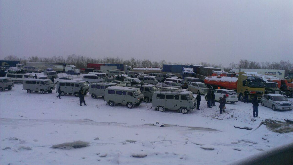 Очередь на паром. Случаются и драки, и вообще всякое. УАЗы-санитарки - это местное межрайонное такси.