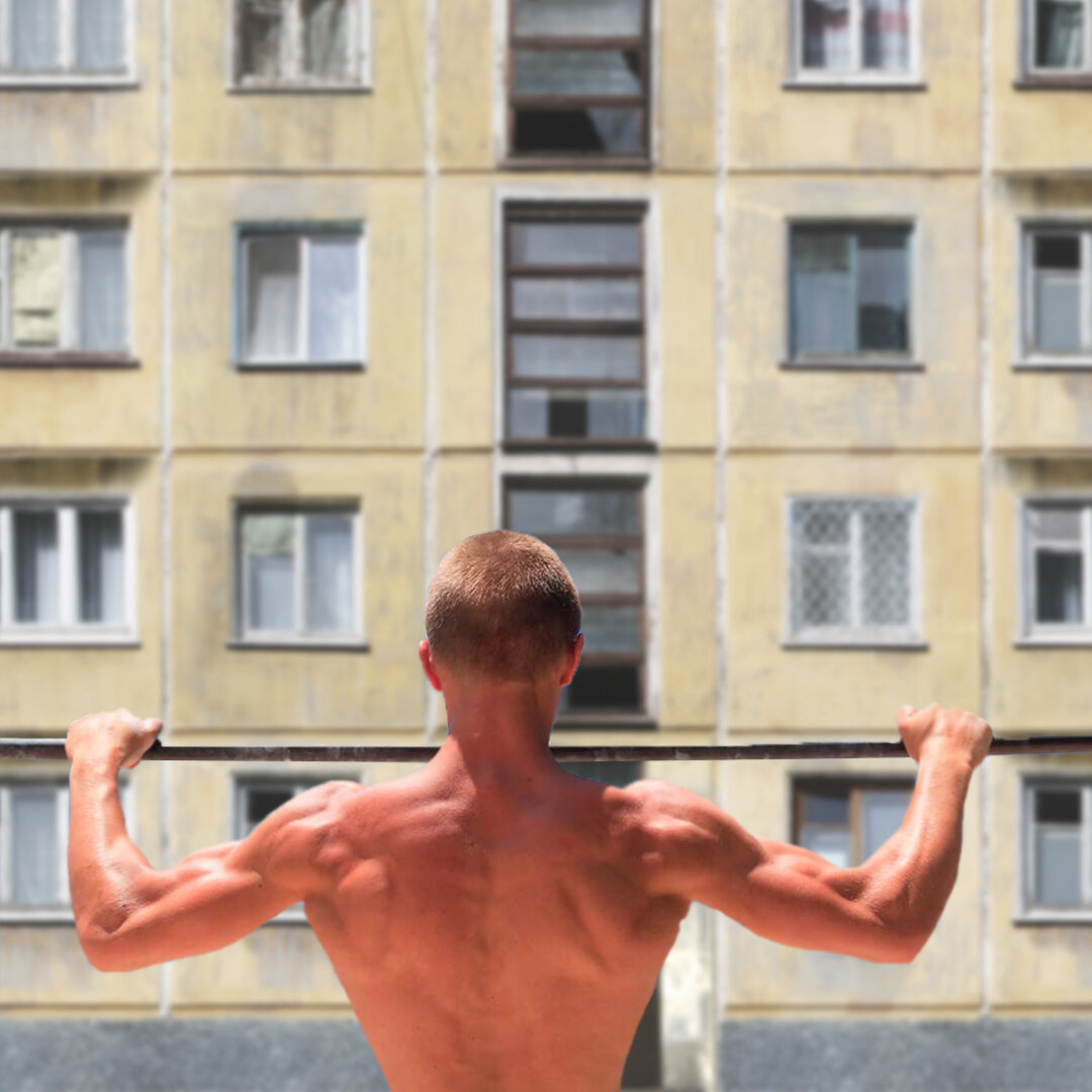 Молодые ребята очень любят турники