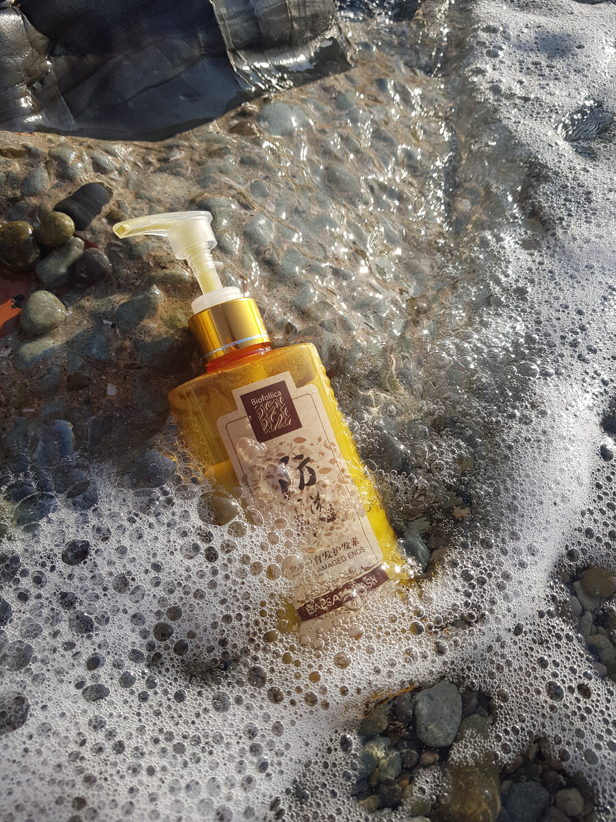 Пока ты ешь ананас. Язык и ананас. Щиплет язык от ананаса. Кусок ананаса. После ананаса.