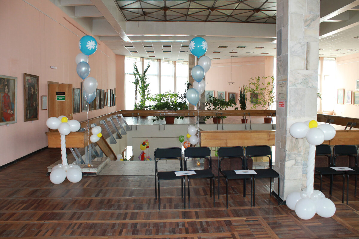 Потом пошли заказы оформить помещение. Порой мне лично приходилось оставаться с ребенком, чтобы молодая мама успела этот заказ выполнить. Фото автора. 