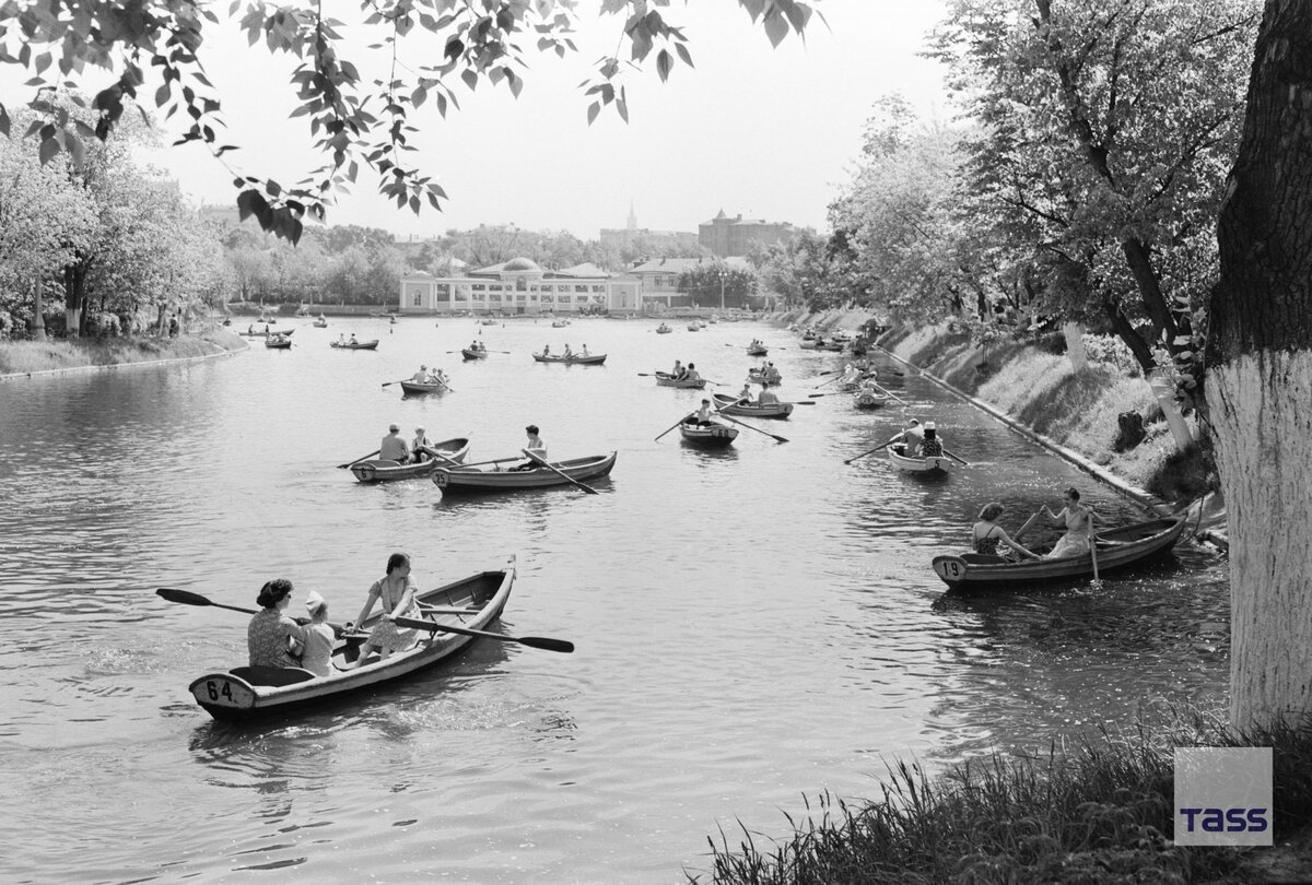 Люди катаются на лодках в парке Кусково в Москве, 1957 год. Фото взято из открытых источников: soviet-postcards.com